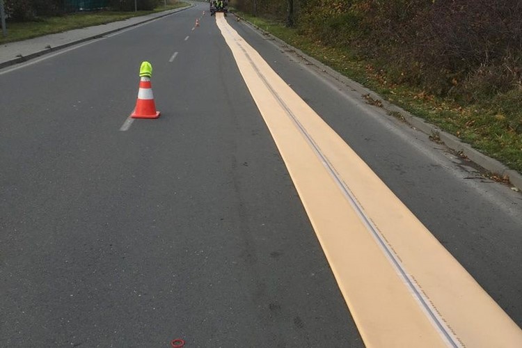 Muž svařoval fólie uprostřed silnice