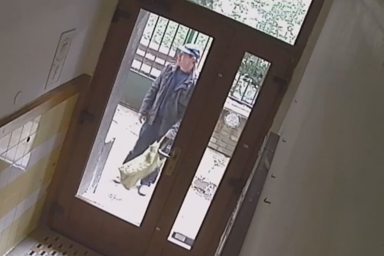 Neřád okradl seniorku