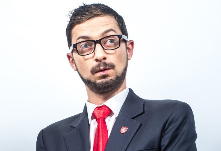 Dům kultury Vsetín nabídne divadelní dvojkombinaci kabaretní show roku Ovčáček čtveráček i realistickou komedii Upokojenkyně