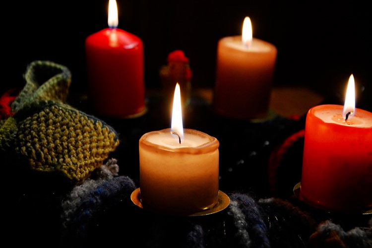 Těšíte se na advent? Dávat pozor na svíčky, elektriku či jídlo na plotně se vyplatí	