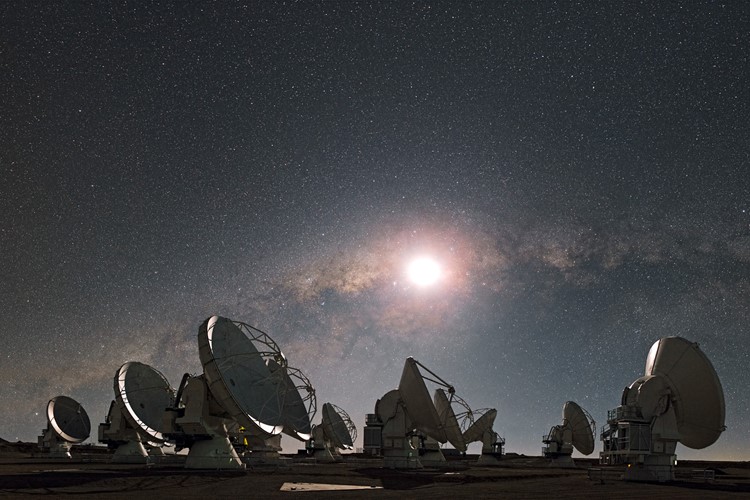 ALMA poprvé pozorovala Slunce. A čeští astronomové byli u toho