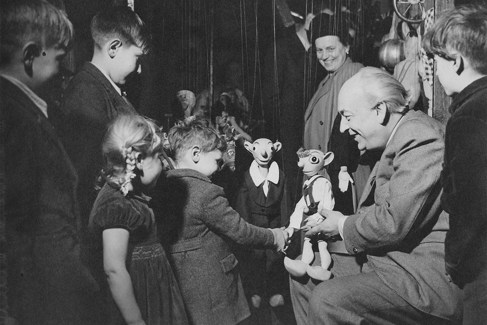 Josef a Jiřina Skupovi s londýnskými dětmi v zákulisí, zájezd do Anglie, 1947.