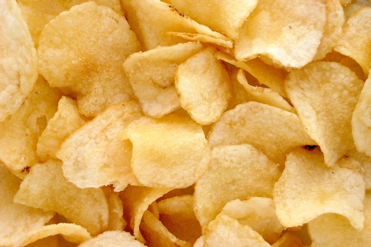 České chipsy jsou dražší a nezdravější než ty německé, ale chutnají lépe