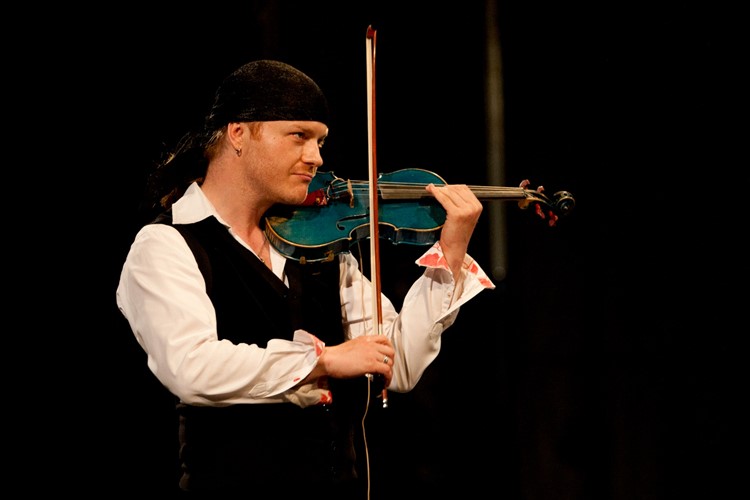 Karlovarský symfonický orchestr s Pavlem Šporclem absolvují vánoční turné po českých městech