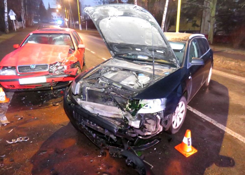 29.12. ráno, Příbram, smyk na zledovatělé vozovce, škoda 230 tisíc, 2x lehké zranění.