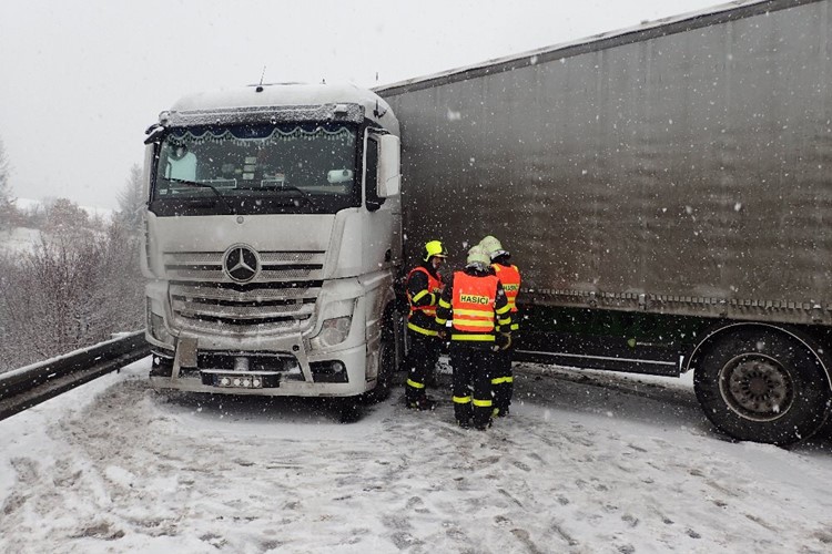 Hasiči v Moravskoslezském kraji zasahovali během středečního dopoledne u 13 nehod 