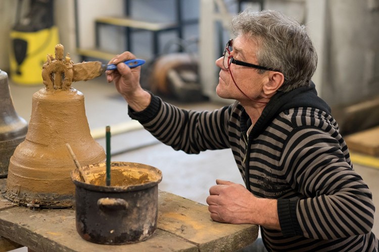 Na Slovensku se vyrábí speciální zvon pro papeže. Jednou z důležitých výrobních ingrediencí je plzeňské pivo