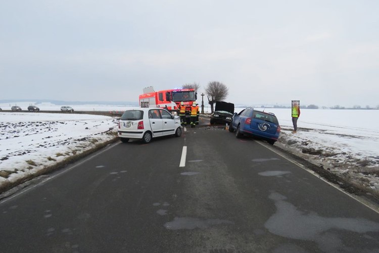 Nehoda si vyžádala dva zraněné