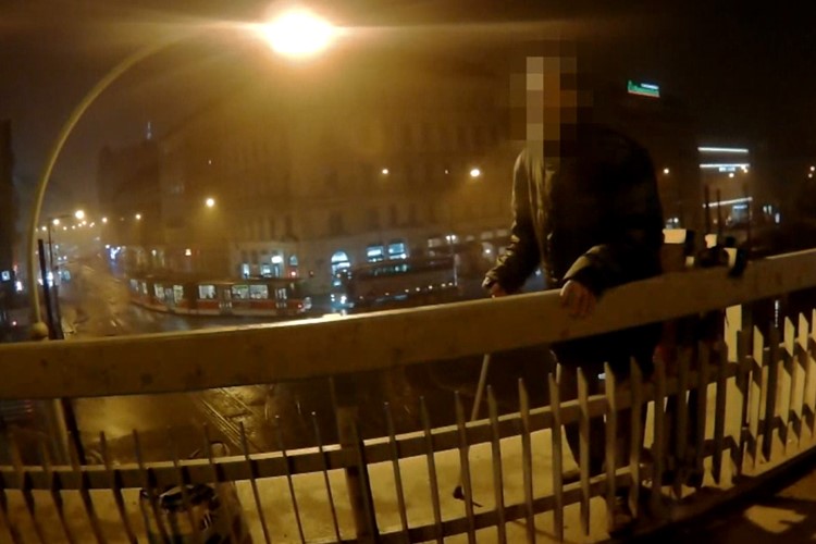 Hlídka strážníků rozmluvila muži skok z mostu