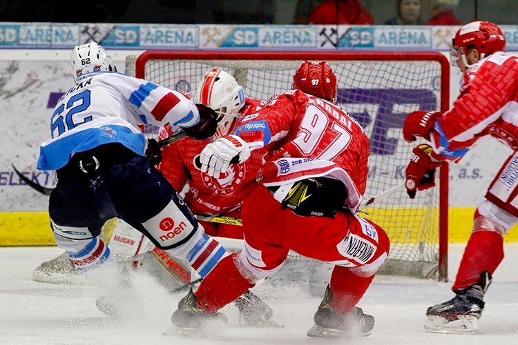 Oceláři potřetí na kolenou, mečbol vystřelil pro Chomutov Valach