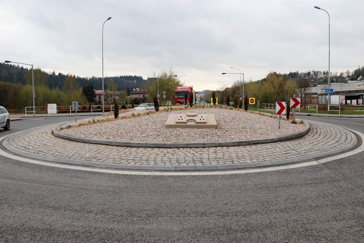 Kruhové objezdy v Náchodě dostanou postupně novou tvář