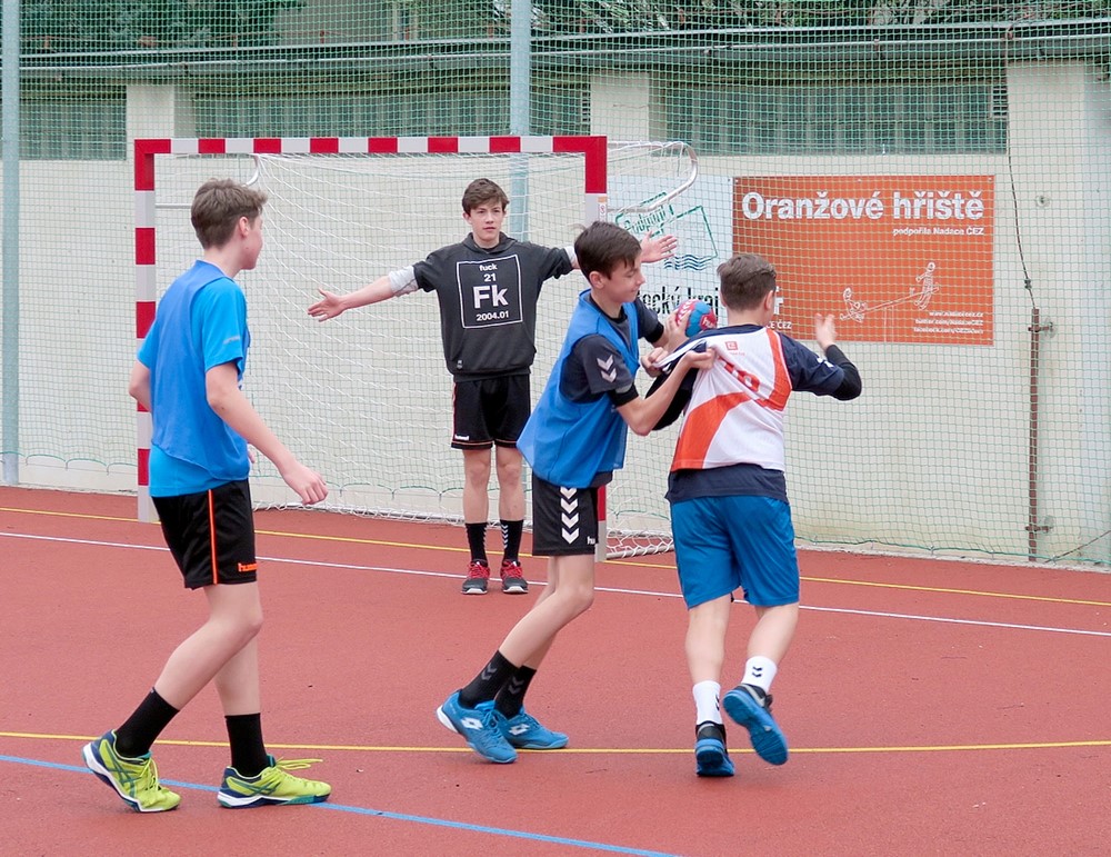 Jako první si vyzkoušeli v rámci sportovní výchovy nové hřiště házenkáři z 8. a 9. třídy.