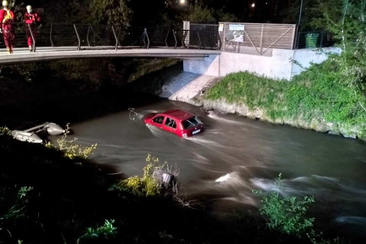 Seniorka vjela autem do potoka