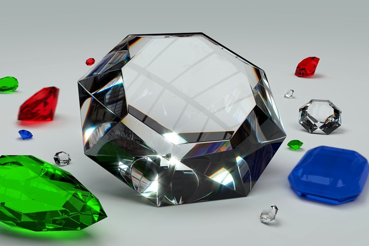 Nový trend: zásnubní prsteny jsou stále častěji místo diamantů se smaragdy nebo rubíny 