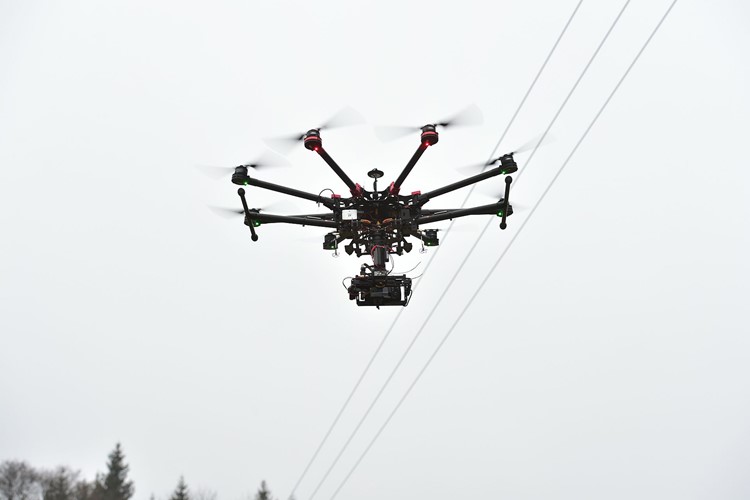 ČEZ Distribuce testuje drony pro kontrolu zařízení ve špatně přístupném terénu