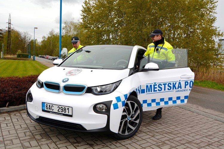 Půjčený elektromobil dočasně obohatí vozovou flotilu strážníků