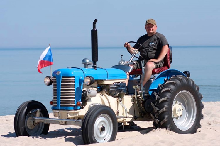 Milovník červených traktorů se vydal s historickým strojem ZETOR 25 na dlouhou cestu 