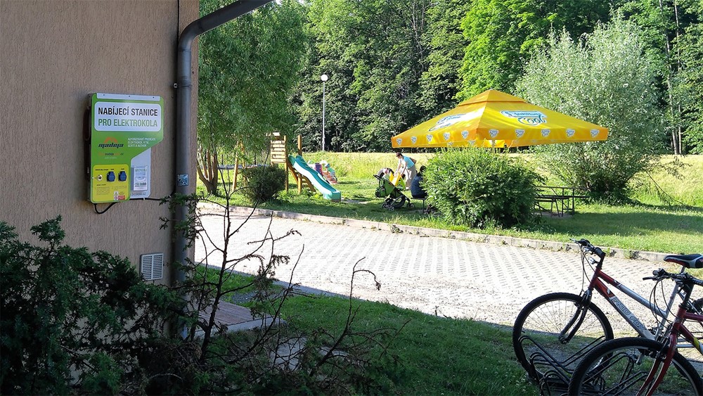 Nabíjecí stanice u řeky Ostravice.