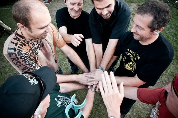 Valašskomeziříčské kulturní léto odstartuje ihned z kraje léta, kdy v Amfiteátru v parku zámku Kinských započne své letní turné kapela Čechomor. 