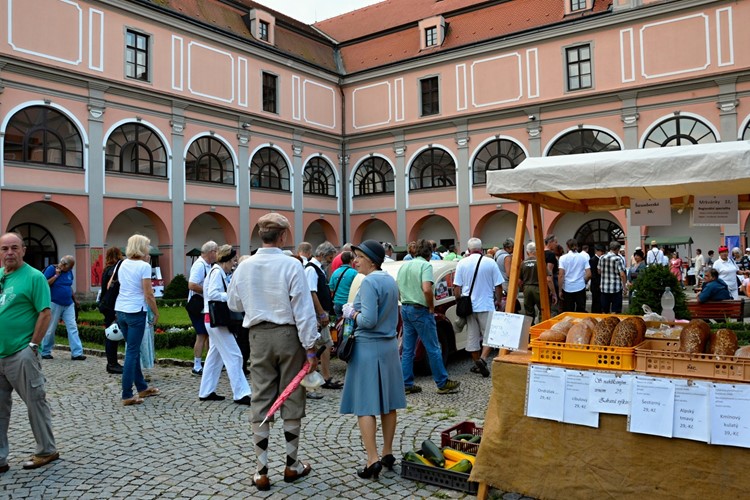 Páteční farmářský trh se přesune na první nádvoří zámku Žerotínů