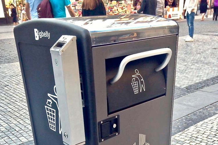 Praha otestuje systém chytrých košů v centru města