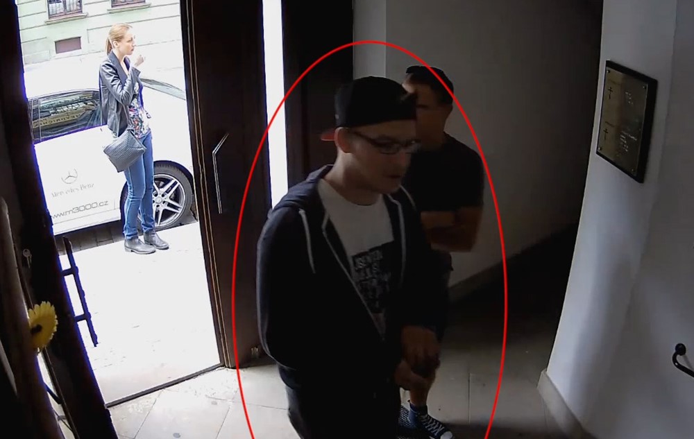 Pokud kdokoli hledaného poznáváte, předejte tyto informace prostřednictvím linky tísňového volání 158 Policii ČR.