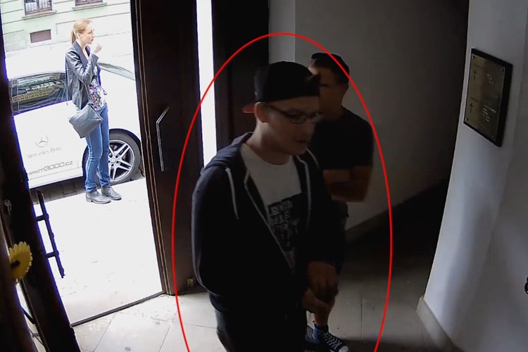Neznámý mladík ukradl darované peníze