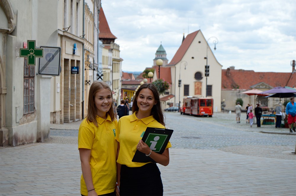Asistentky, Monika Malá a Zuzana Moravcová, přímo v ulicích města Znojma. 