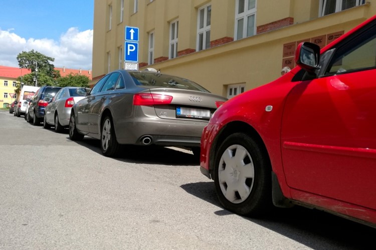Parkování v Olomouci lze nově platit přes SMS