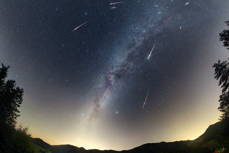 Snímek dne NASA je od českého fotografa. Zobrazuje Perseidy nad Vrchteplou