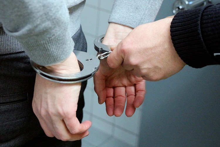Dvojici zaujal potah na křeslo před prodejnou nábytku. Krátce po krádeži je však přistihla hlídka městské policie 
