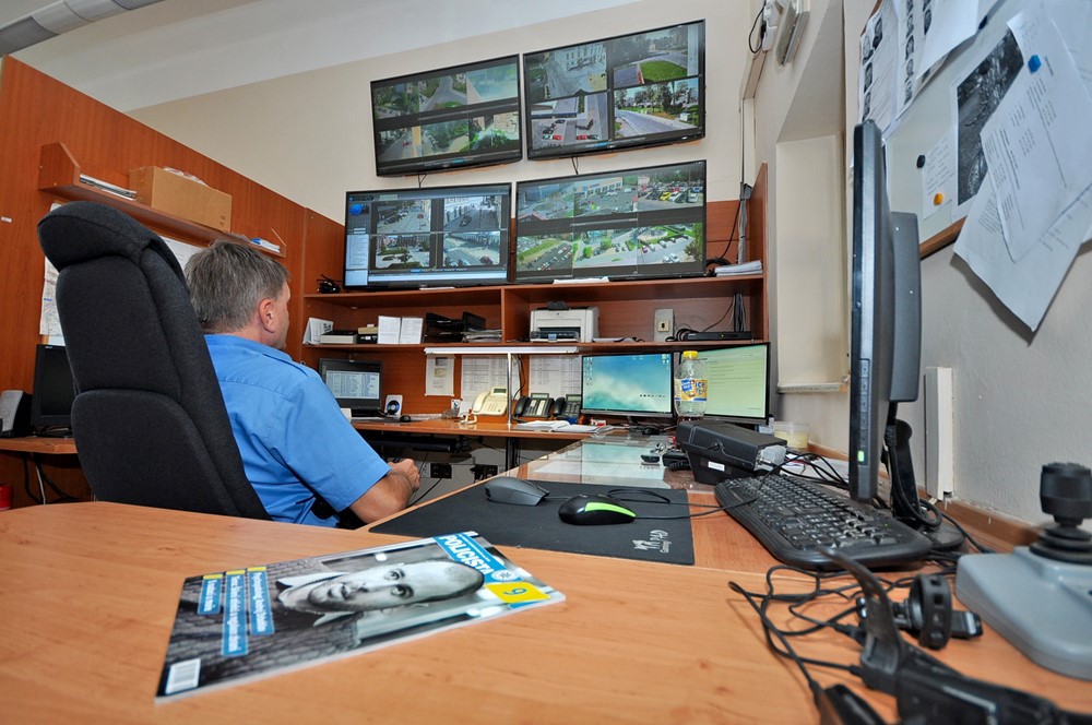 Obrazovky kamerového systému na služebně Městské policie Bohumín