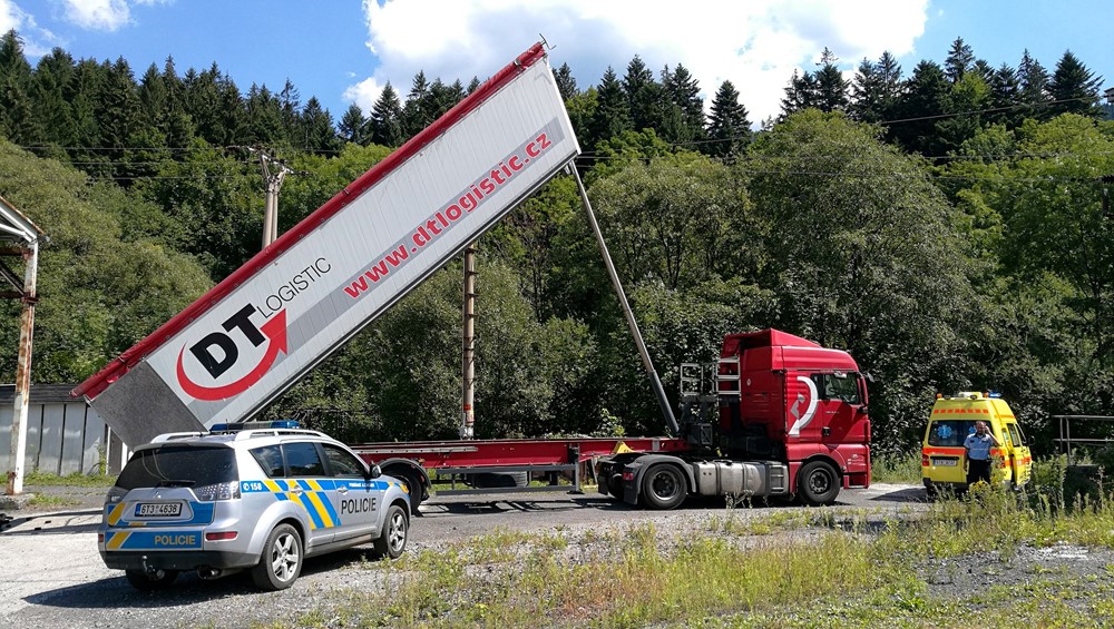 K úrazu muže elektrickým proudem došlo při zvednutí návěsu nákladního automobilu pod vedením vysokého napětí.