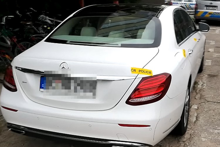 Zběsilou jízdu kradeného vozu stopla rázně policie