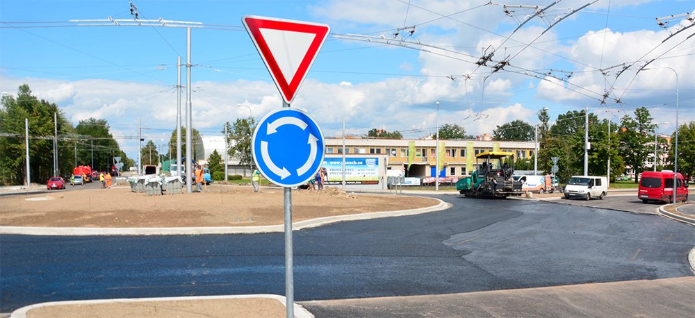 Na Husově třídě na sídlišti Vltava v Českých Budějovicích finišují práce na dokončení nové kruhové křižovatky.