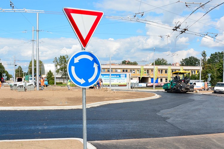 Uzavírka Husovy třídy na sídlišti Vltava v Českých Budějovicích skončí ve čtvrtek 24. srpna