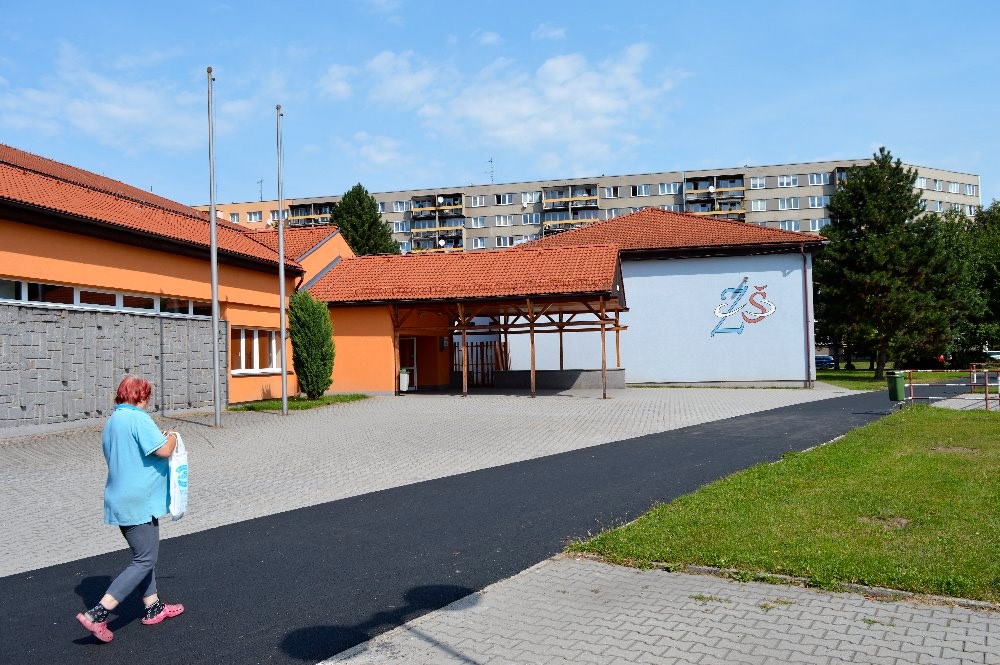 Chodník u 8. ZŠ.