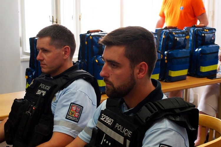Středočeský kraj vybavil prvosledové hlídky policie batohy s defibrilátory