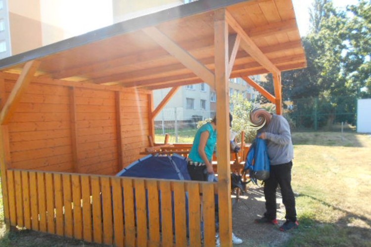 Dvojice stanovala v areálu školy