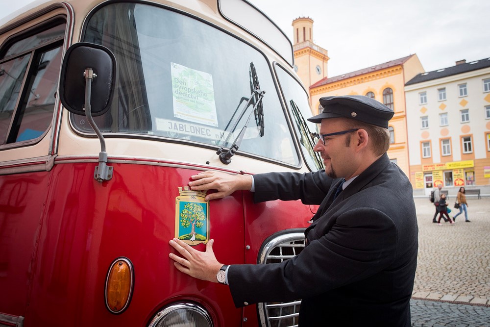 Mezi památkovými objekty jezdil i historický autobus.