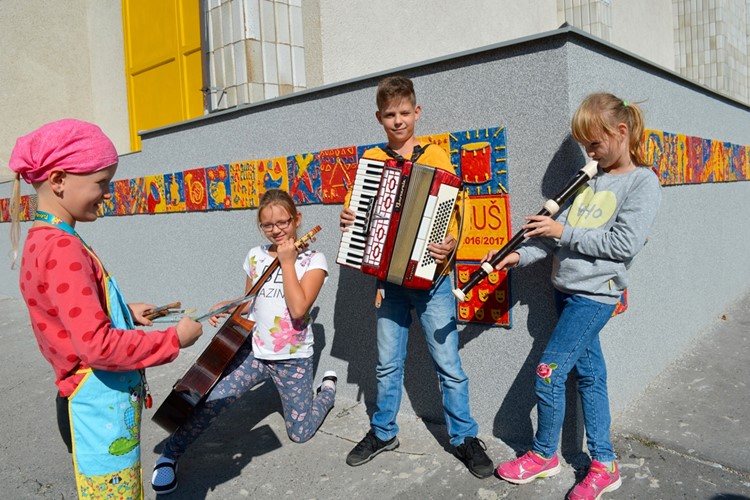 Malí umělci z Havířova si zkrášlili příchod ke škole