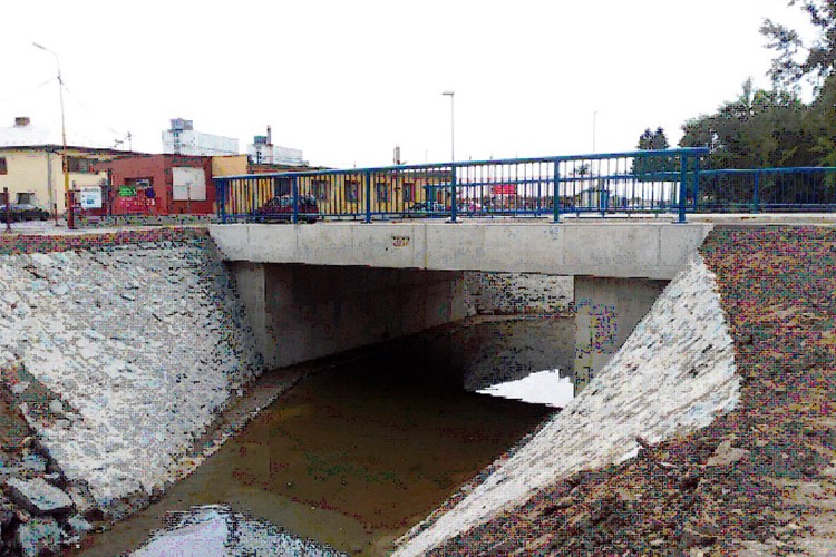 Břehy řeky Kyjovky spojil nový most