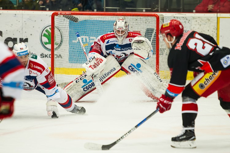 Hradec v závěru dotahoval marně, v derby s Pardubicemi padl 2:3