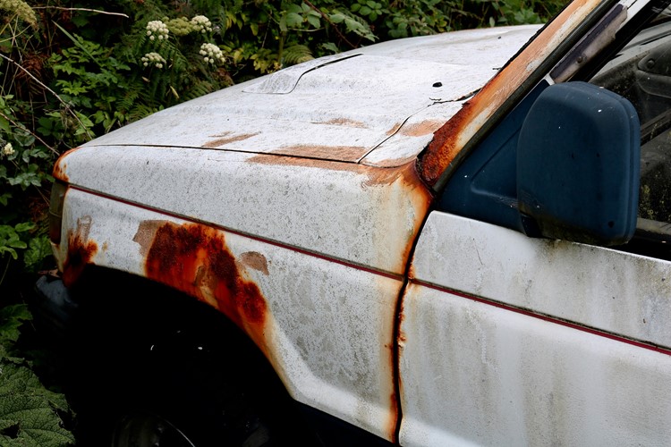 Rožnov vyzývá majitele k odstranění autovraků z městských ploch 