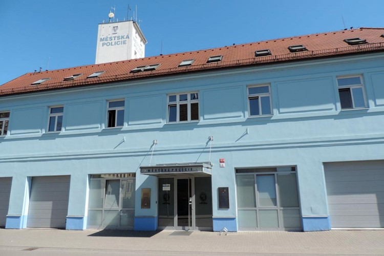 Čtyři malé děti se samy procházely po městě