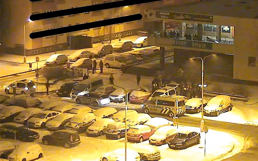 Policejní auta před Krakenem.