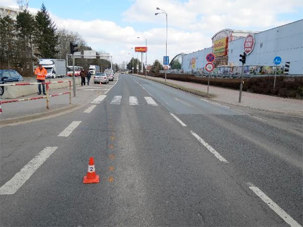 Najde se svědek nehody? Chodkyně utrpěla lehké zranění