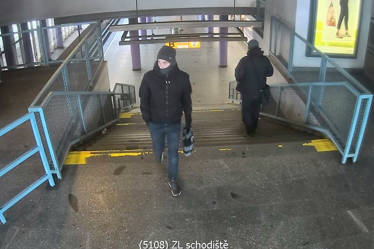 Sprejer balancoval na spřáhle