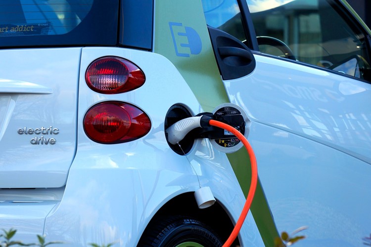 V Česku je už 799 nabíjecích stanic. Na většině z nich lze dobíjet elektromobil s jedinou kartou