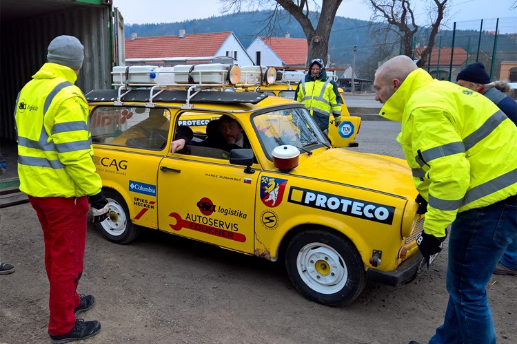 Trabanty vyrazily z Nové Vsi pod Pleší na poslední část cesty kolem světa 